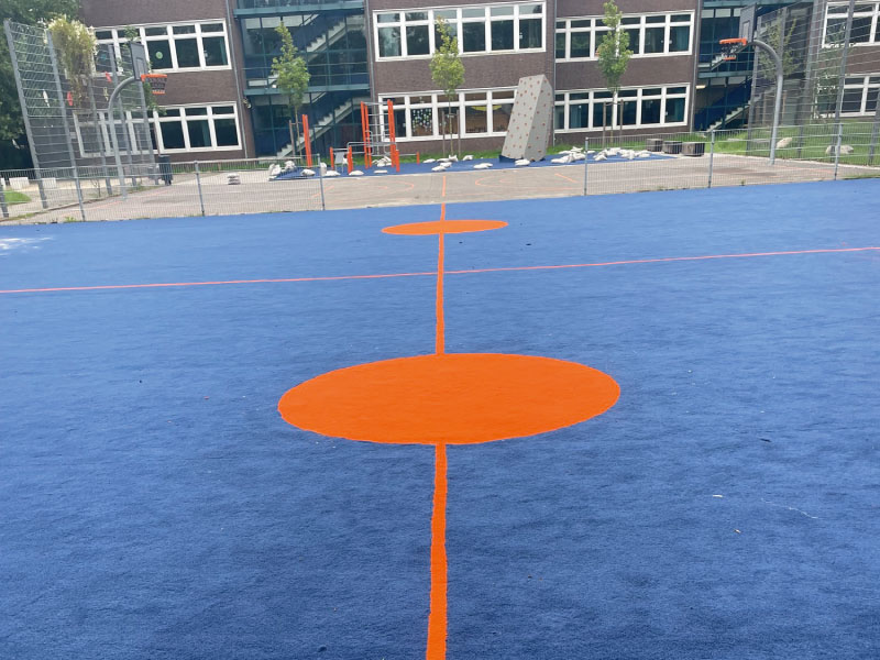Bild vom Bolzplatz - Neuer Fallschutz für die Spielgeräte an der Albrecht-Thaer-Schule in Hamburg